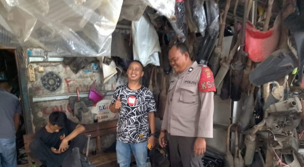 Polsek Menes Polres Pandeglang Giatkan Patroli Kamtibmas dan Sambangi Bengkel Sepeda Motor Bekas 6 WhatsApp Image 2024 04 25 at 16.37.51