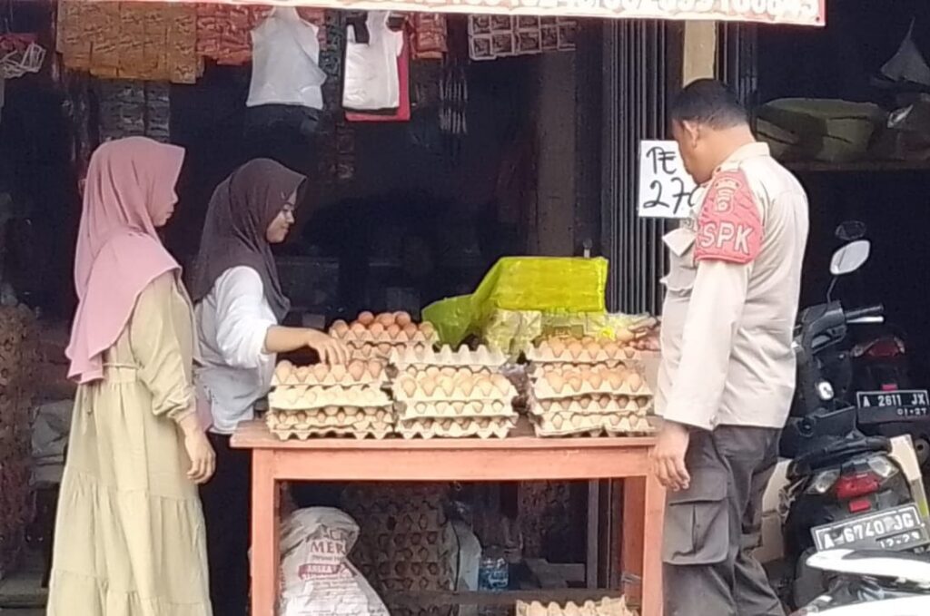 Polsek Menes Polres Pandeglang Gelar Kegiatan Sambang Patroli Dialogis di Pasar Tradisional 7 WhatsApp Image 2024 04 25 at 16.40.32