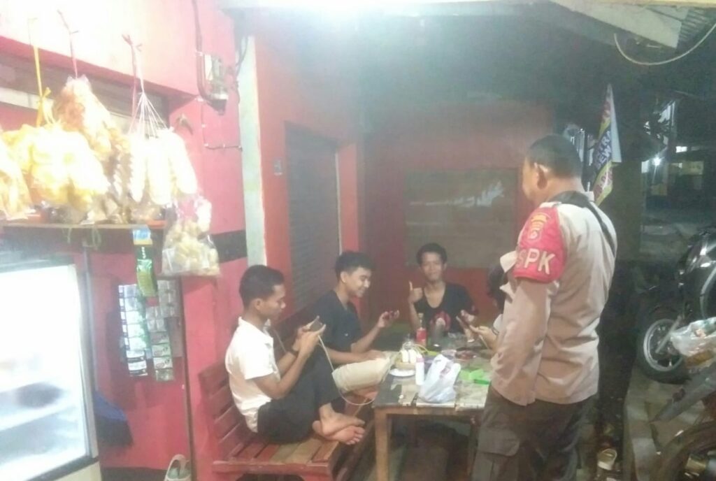 Polsek Menes Polres Pandeglang Gelar Patroli Malam untuk Jaga Situasi Kamtibmas 8 WhatsApp Image 2024 04 25 at 16.43.53