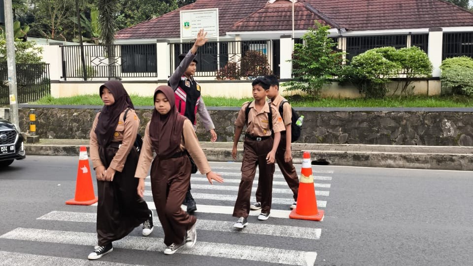 Sat Samapta Polres Pandeglang Memberikan Pelayanan dan Kepedulian kepada Anak Sekolah Melalui Kegiatan Strong Point di SDN 1 Kadumerak 2 WhatsApp Image 2024 04 25 at 19.16.05