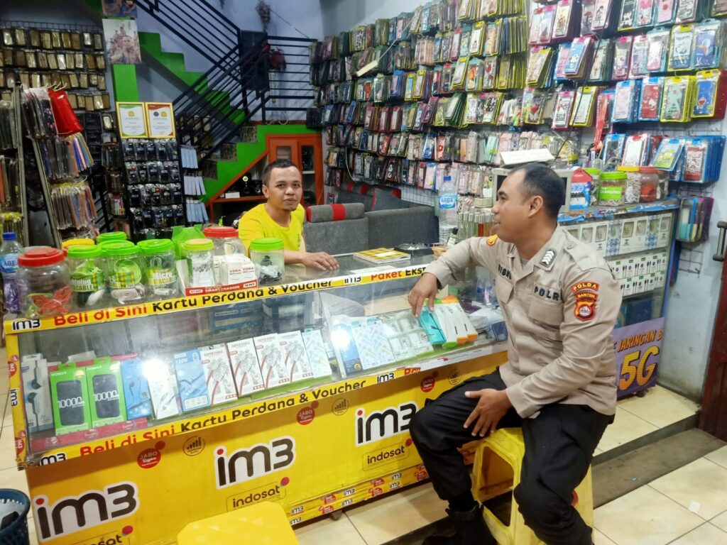 Polsek Cadasari Polres Pandeglang: Intensifikasi Patroli Malam untuk Menjaga Keamanan dan Ketertiban Masyarakat 10 WhatsApp Image 2024 04 25 at 19.51.56