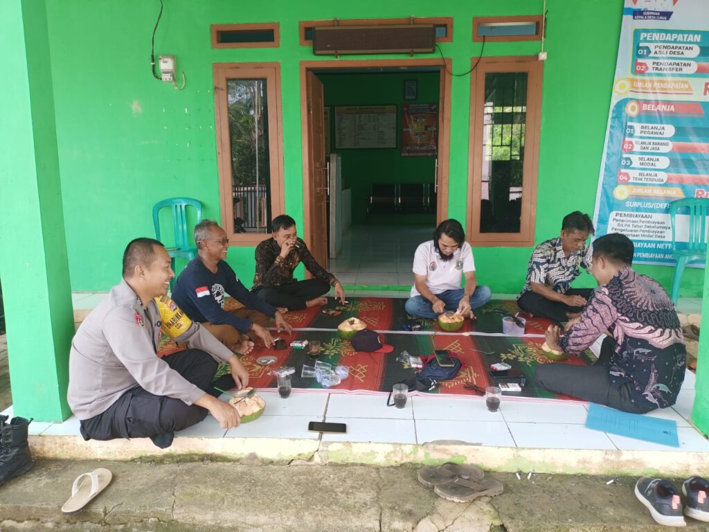 Polsek Cibaliung Polres Pandeglang: Melakukan Sambang Door to Door untuk Mempererat Hubungan dengan Masyarakat 1 WhatsApp Image 2024 04 25 at 19.54.23