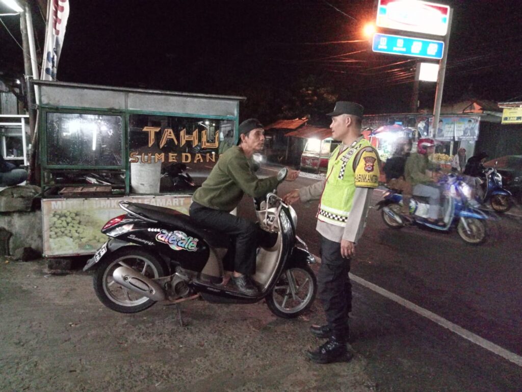 Petugas Piket Polsek Cikedal Lakukan Patroli Malam untuk Antisipasi Kejahatan Jalan 1 WhatsApp Image 2024 04 27 at 06.04.11