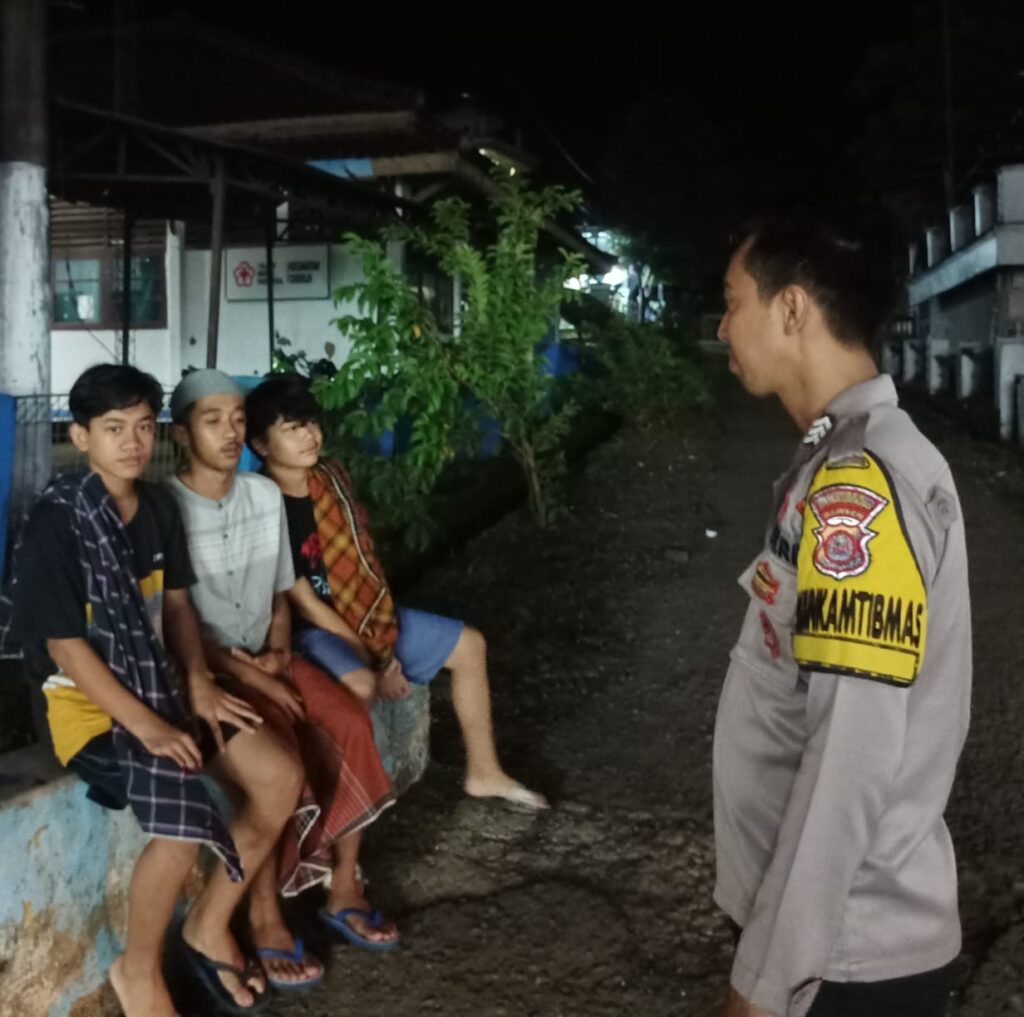 Polsek Cigeulis Polres Pandeglang Rutin Gelar Patroli Kegiatan Rutin yang Ditingkatkan (KRYD) untuk Mewujudkan Situasi Kamtibmas Aman 3 WhatsApp Image 2024 04 27 at 06.29.42