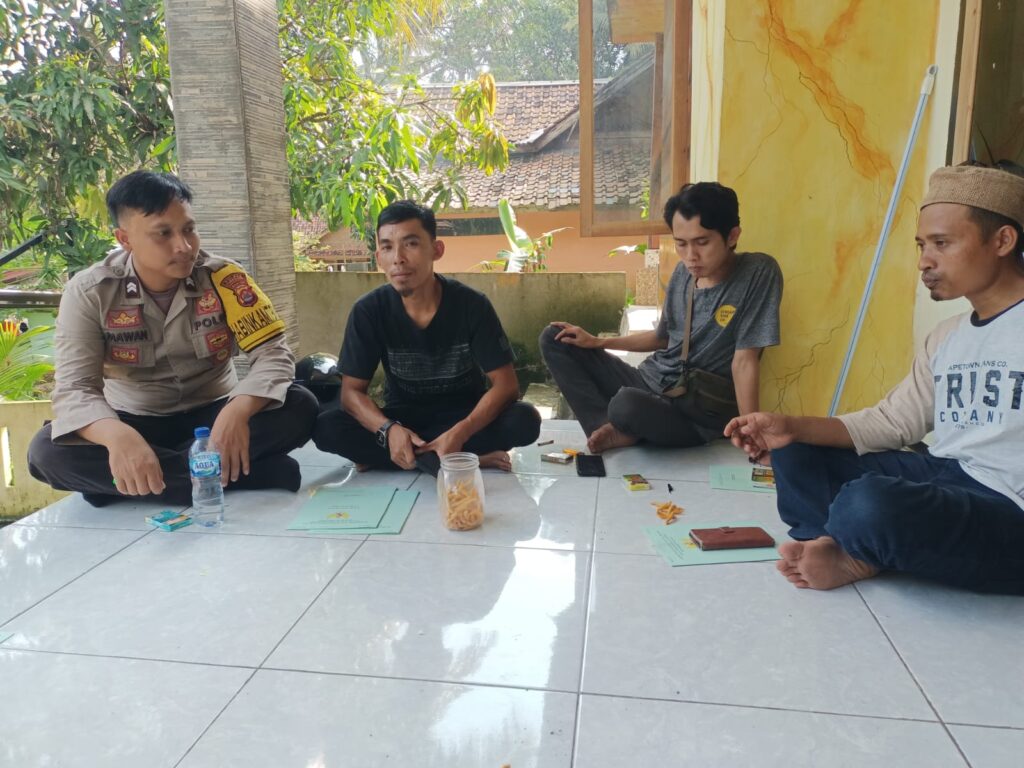 Polsek Cibaliung Polres Pandeglang Lanjutkan Program Sambang Door to Door untuk Meningkatkan Kedekatan dengan Masyarakat 4 WhatsApp Image 2024 04 27 at 12.10.15