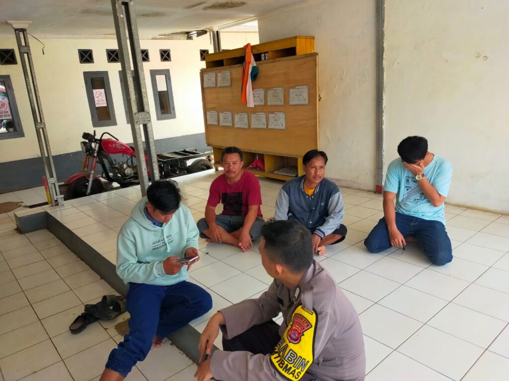 Polsek Cikedal Lakukan Patroli Dialogis dengan DDS 5 WhatsApp Image 2024 04 27 at 12.59.10