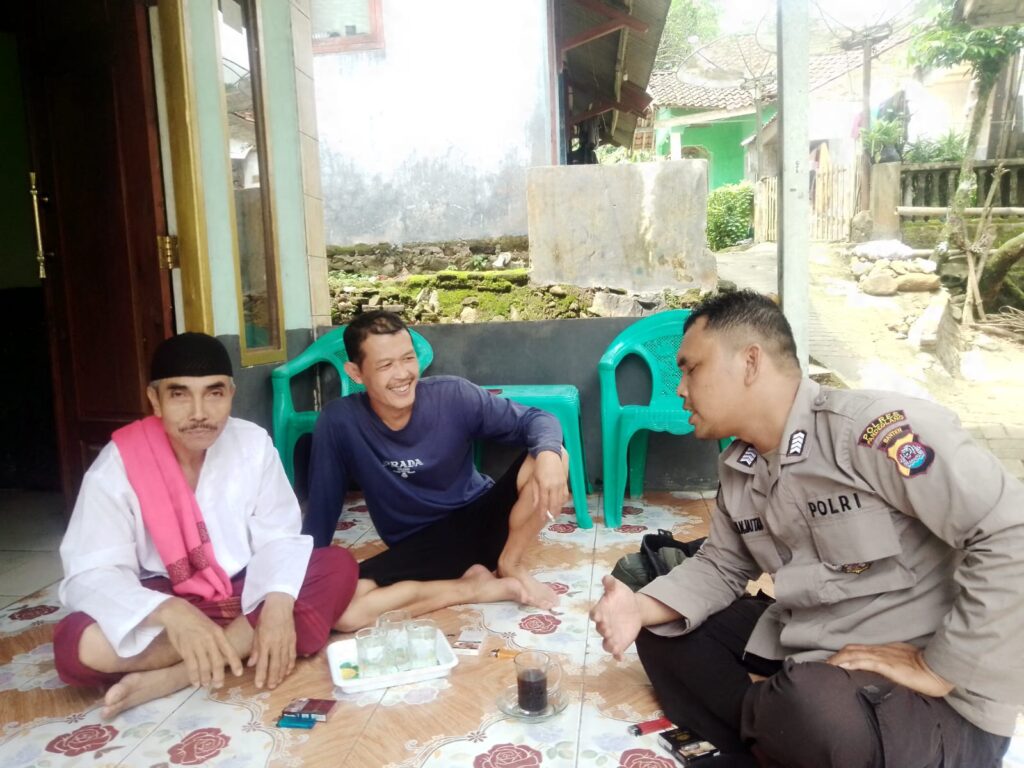 Polsek Pulosari Laksanakan Sambang kepada Tokoh Masyarakat dan Ketua Pemuda Desa 6 WhatsApp Image 2024 04 27 at 14.17.19