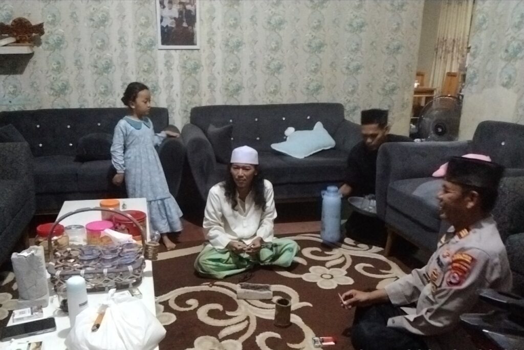 Kapolsek Menes Polres Pandeglang Sambangi Tokoh Agama untuk Membangun Sinergi Kepolisian dan Masyarakat 8 WhatsApp Image 2024 04 27 at 15.14.16
