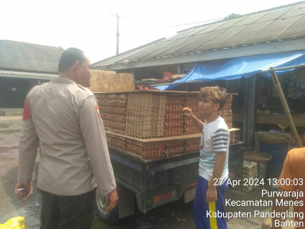 Antisipasi Copet dan Pungli, Polsek Menes Tingkatkan Patroli di Pasar Tradisional 9 WhatsApp Image 2024 04 27 at 15.15.43