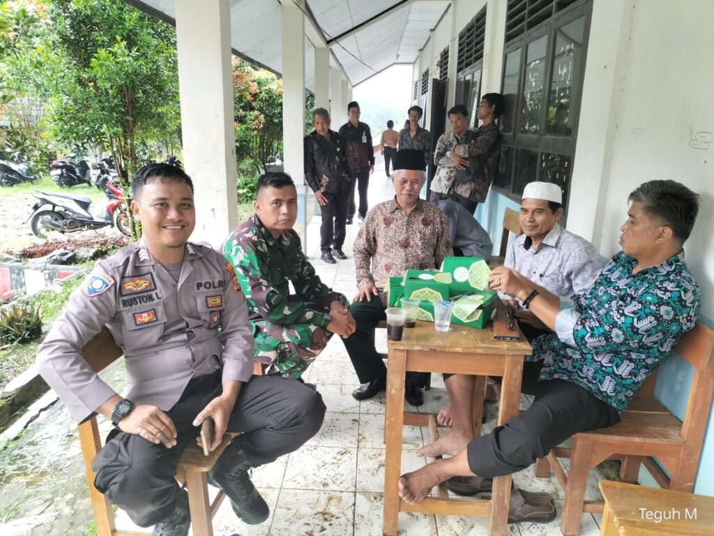 Bhabinkamtibmas Polsek Angsana Polres Pandeglang Sambangi Guru SMK Nur Insani Angsana dan Berikan Pesan Kamtibmas 10 WhatsApp Image 2024 04 27 at 20.19.35