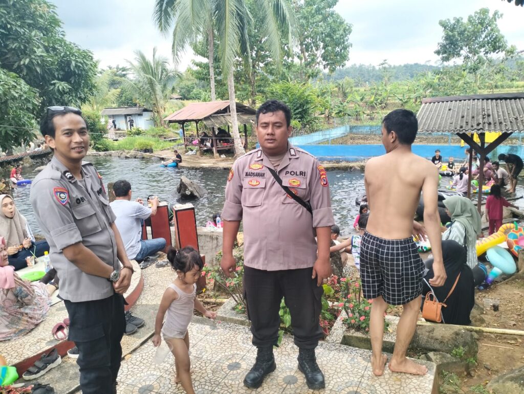 Anggota Polsek Pulosari Gelar Kegiatan Sambang KRYD untuk Mencegah Gangguan Kamtibmas dan Sosialisasi Prokes Covid-19 8 WhatsApp Image 2024 04 27 at 20.42.55