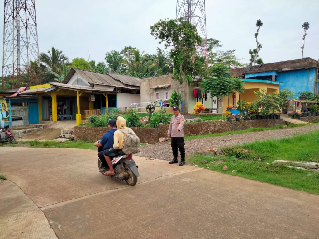 Personil Polsek Patia Rutin Melaksanakan Pelayanan Pengaturan Lalulintas untuk Menjamin Arus Lalu Lintas Lancar dan Kamtibmas yang Aman 9 WhatsApp Image 2024 04 27 at 20.53.21