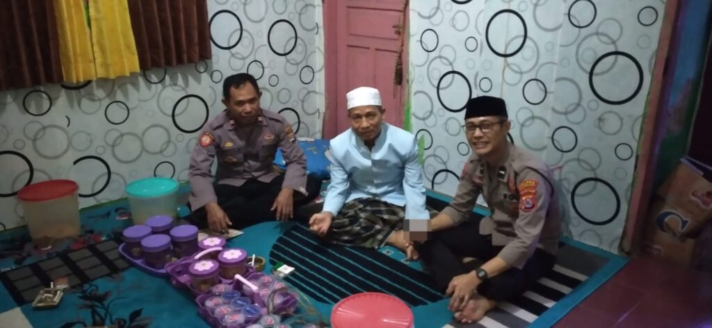 Bhabinkamtibmas Polsek Cadasari Sambangi Tokoh Agama dalam Upaya Mempertahankan Ketertiban dan Keamanan Lingkungan 10 WhatsApp Image 2024 04 27 at 20.56.53