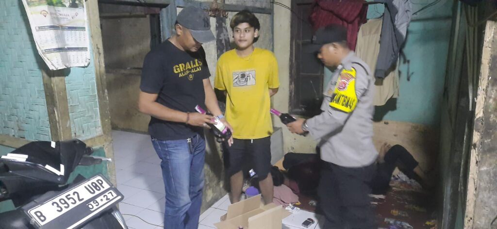 Polsek Picung Gelar Patroli KRYD dan Berhasil Mengamankan Minuman Keras 2 WhatsApp Image 2024 04 28 at 09.36.17
