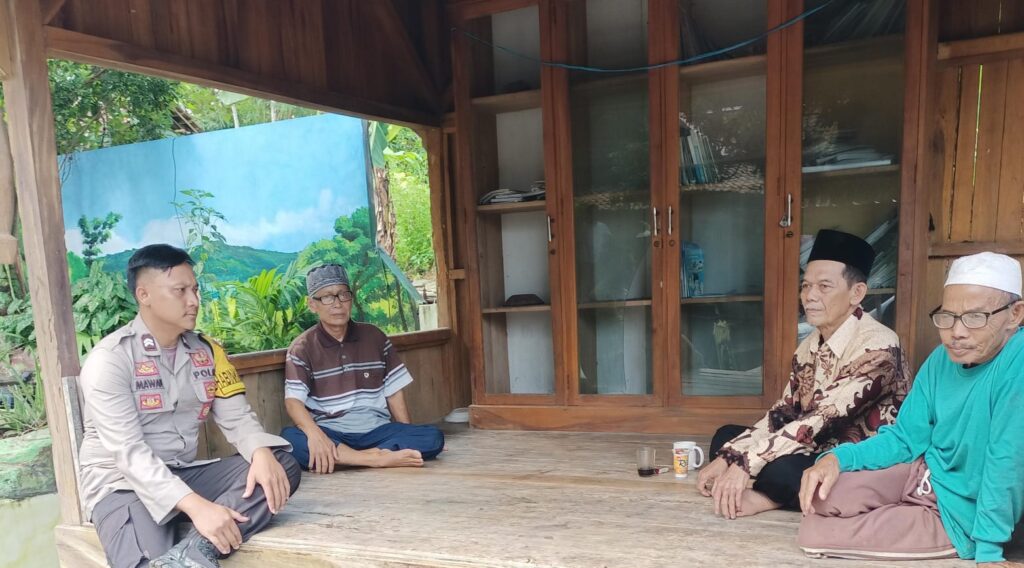 Anggota Polsek Cibaliung Laksanakan Sambang kepada Warga Binaan 3 WhatsApp Image 2024 04 28 at 11.19.04