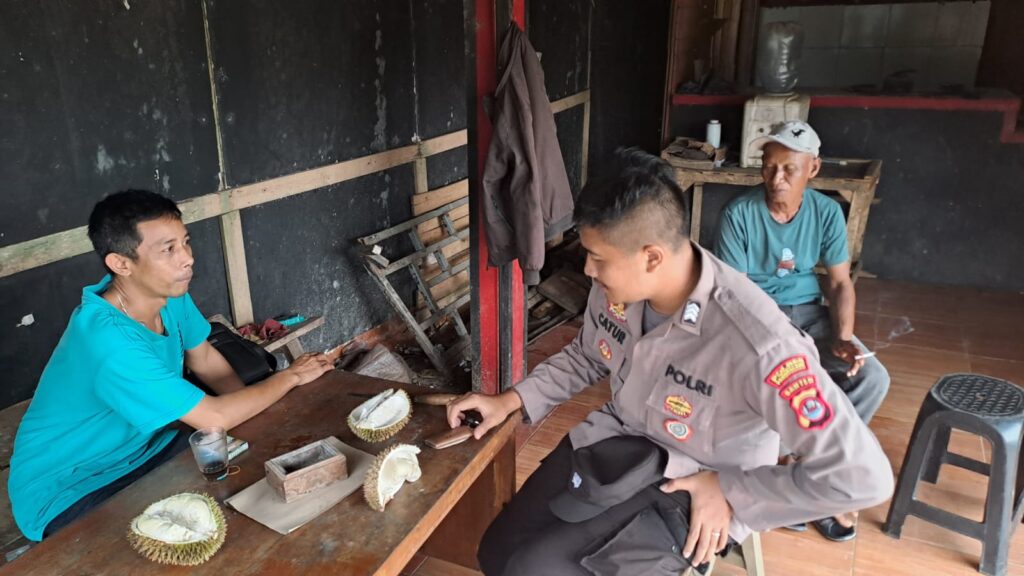 Bhabinkamtibmas Polsek Mandalawangi Terus Lakukan Sambang dan Silaturrahmi untuk Ciptakan Kamtibmas yang Aman dan Kondusif 4 WhatsApp Image 2024 04 28 at 13.24.36