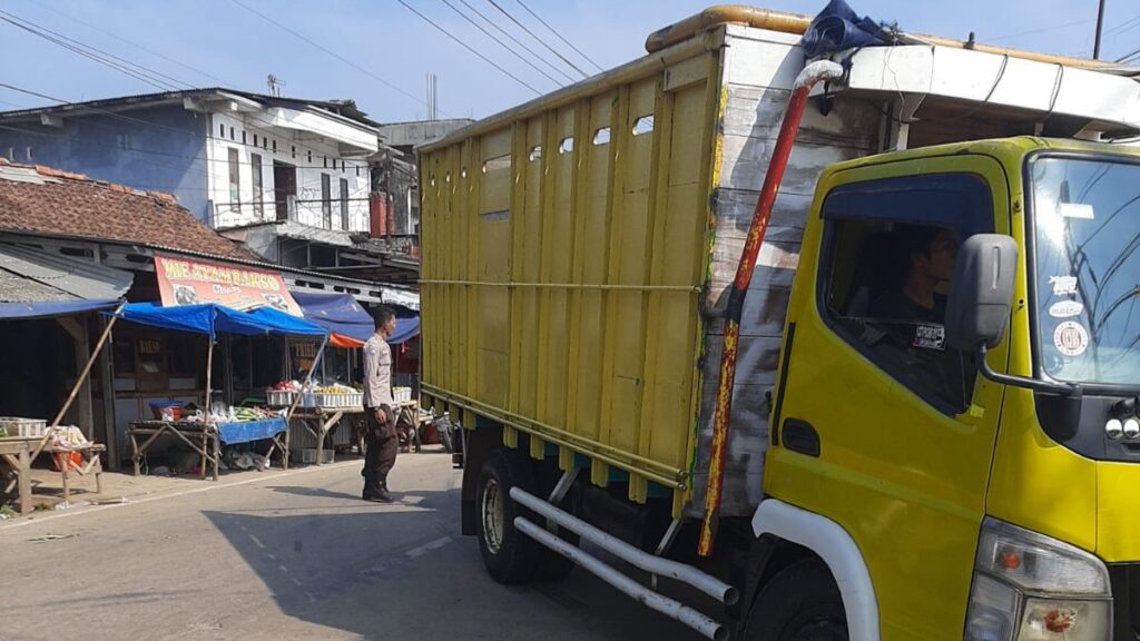 Polsek Bojong Polres Pandeglang Terus Lakukan Pengaturan Lalulintas di Jalan Raya Saketi - Munjul 7 WhatsApp Image 2024 04 28 at 14.11.50