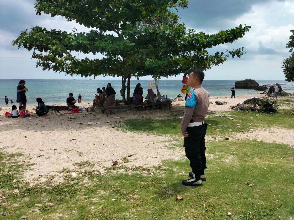 Patroli Dialogis Polsek Panimbang: Memastikan Keamanan dan Ketertiban di Tempat Wisata Pantai 6 WhatsApp Image 2024 04 28 at 14.12.05