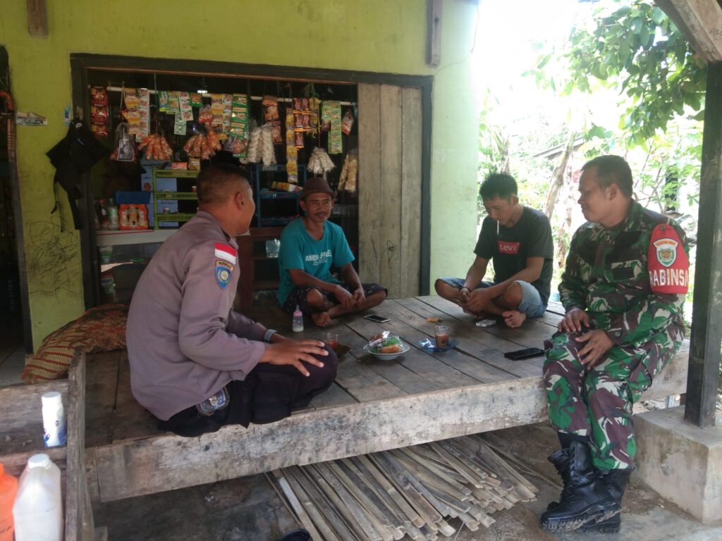 Bhabinkamtibmas Polsek Cikeusik Sambangi pedagang di kp.Sukamulya Desa Sukamulya Kec. Cikeusik 9 WhatsApp Image 2024 04 28 at 16.57.06