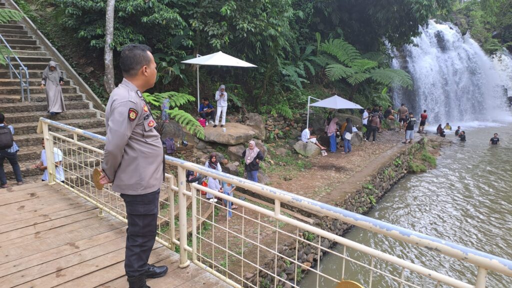 Personil Polsek Mandalawangi Polres Pandeglang Himbau Pengunjung Wisata Curug Goong untuk Memperhatikan Keamanan 10 WhatsApp Image 2024 04 28 at 17.05.18