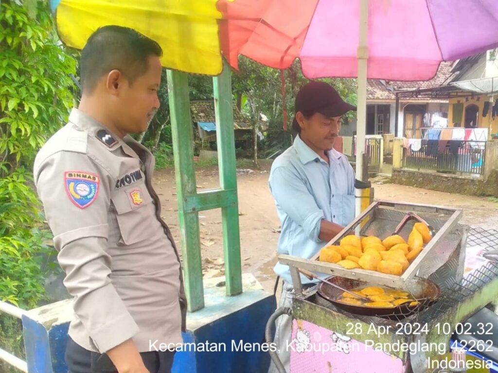 Polsek Menes Polres Pandeglang Sambangi Pedagang Keliling dalam Upaya Jaga Kamtibmas 2 WhatsApp Image 2024 04 28 at 17.36.50