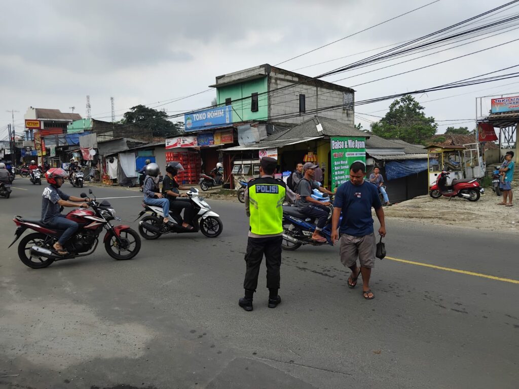 Polsek Cadasari Menerapkan Pengaturan Lalu Lintas untuk Menjamin Kelancaran dan Keselamatan di Depan Pasar Cadasari 3 WhatsApp Image 2024 04 28 at 18.13.39