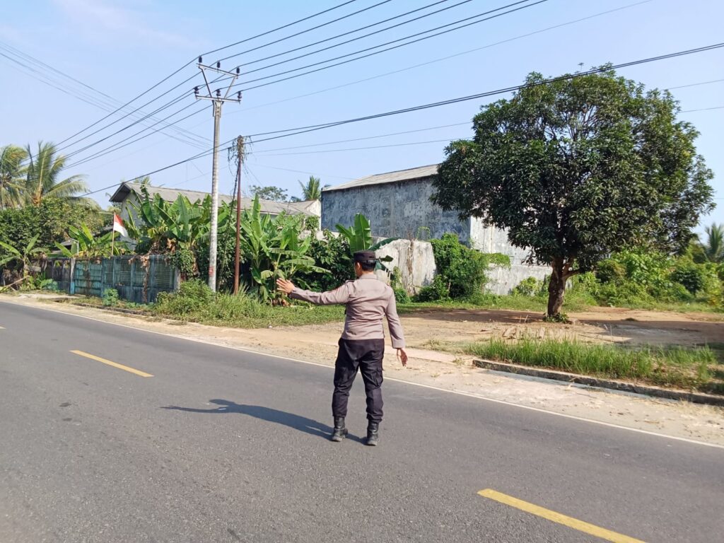 Polsek Panimbang Menyelenggarakan Pengaturan Lalu Lintas Demi Kelancaran dan Keselamatan Pengguna Jalan 4 WhatsApp Image 2024 04 28 at 18.35.42