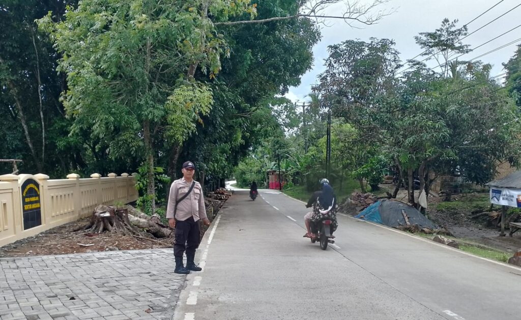 Berikan Pelayanan Kepada Masyarakat Anggota Piket Polsek Angsana Rutin Lakukan Pengaturan Lalu lintas 6 WhatsApp Image 2024 04 28 at 18.57.18
