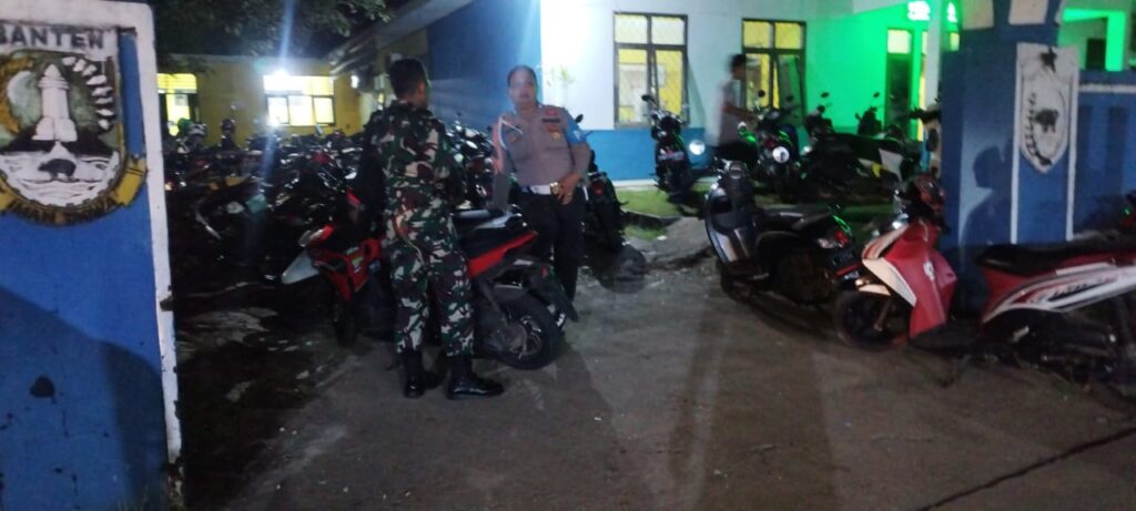 Patroli Bersama Polsek Bojong dan Koramil: Langkah Antisipasi Terhadap Kriminalitas 9 WhatsApp Image 2024 04 29 at 08.21.02