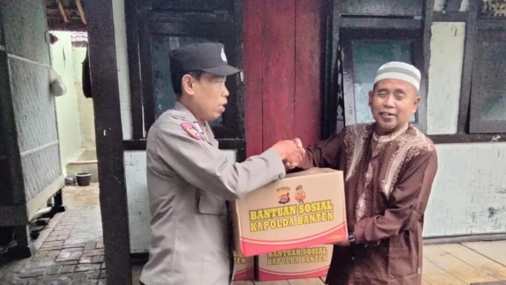 Bhabinkamtibmas Polsek Pandeglang Salurkan Bantuan Sembako kepada Ponpes Mitahul Bayan 7 WhatsApp Image 2024 04 29 at 22.55.34