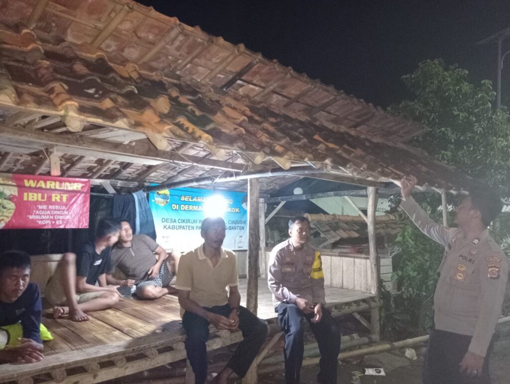 Polsek Cikeusik Tingkatkan Patroli Dialogis untuk Ciptakan Situasi Kamtibmas yang Aman 8 WhatsApp Image 2024 04 29 at 22.56.42