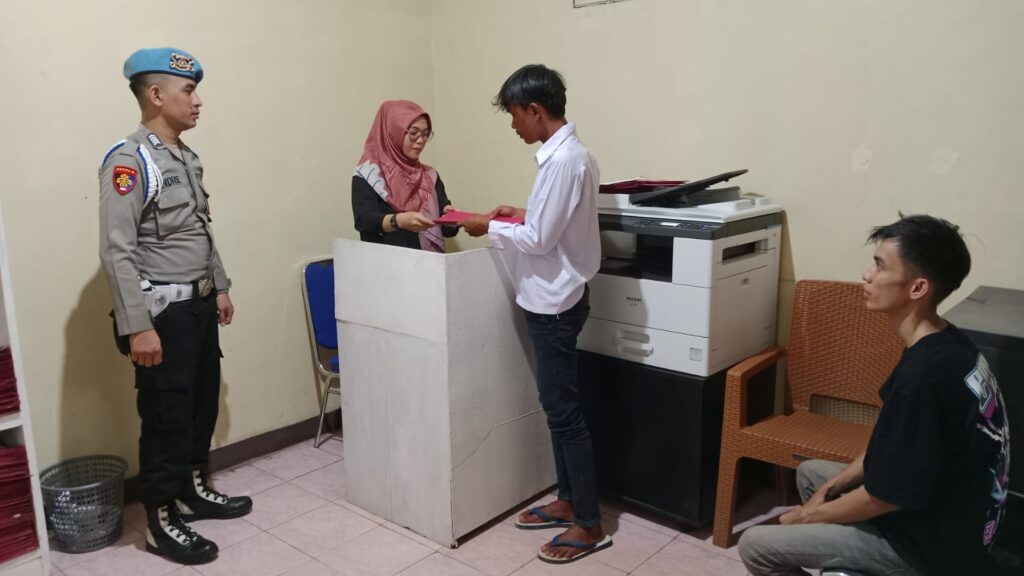 Piket Pelayanan SPKT Polsek Saketi Terus Berupaya Memberikan Pelayanan Prima kepada Masyarakat 10 WhatsApp Image 2024 04 29 at 23.08.30