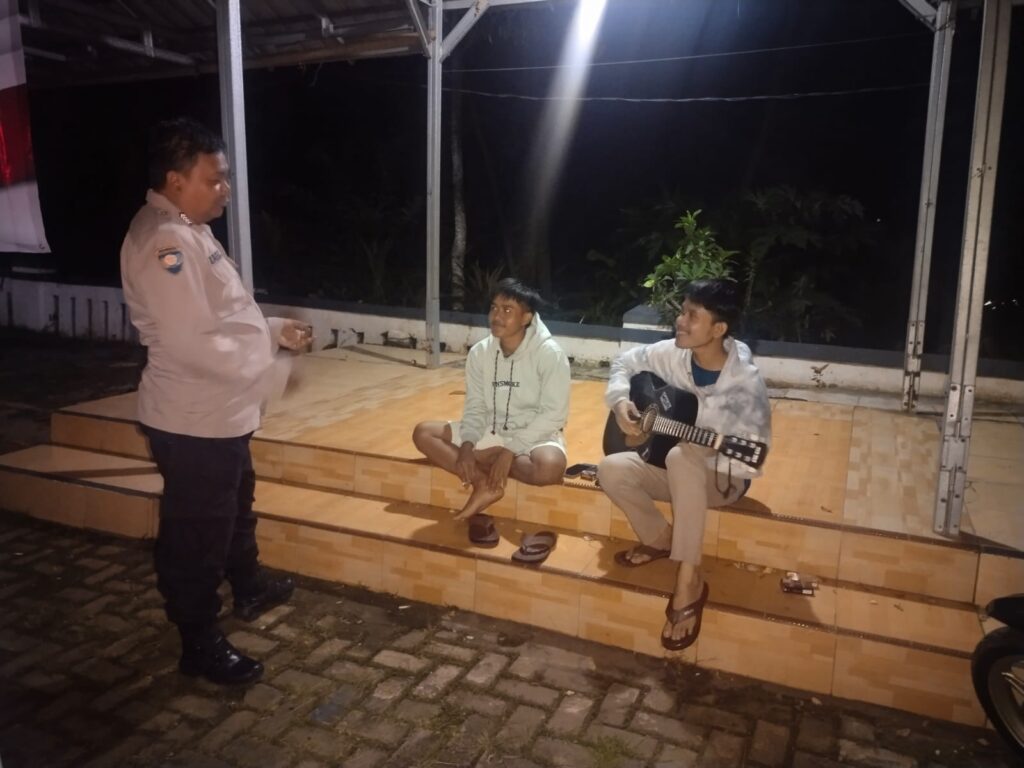 Polsek Saketi Lakukan Patroli Dialogis untuk Antisipasi Gangguan Kamtibmas 2 WhatsApp Image 2024 04 29 at 23.09.05