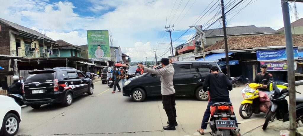Personil Polsek Cimanuk Turut Serta dalam Pengaturan Lalu Lintas untuk Mengurangi Kemacetan 3 WhatsApp Image 2024 04 29 at 23.24.29