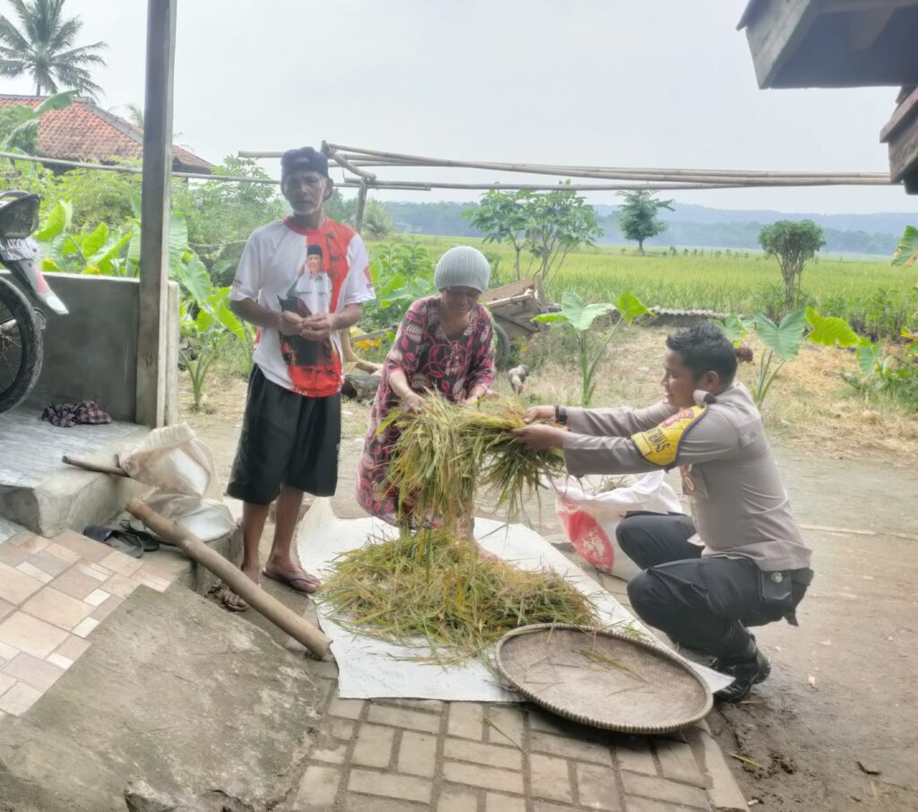 Bhabinkamtibmas Polsek Munjul Terus Lakukan Kegiatan Sambang Masyarakat 4 WhatsApp Image 2024 04 30 at 00.26.11