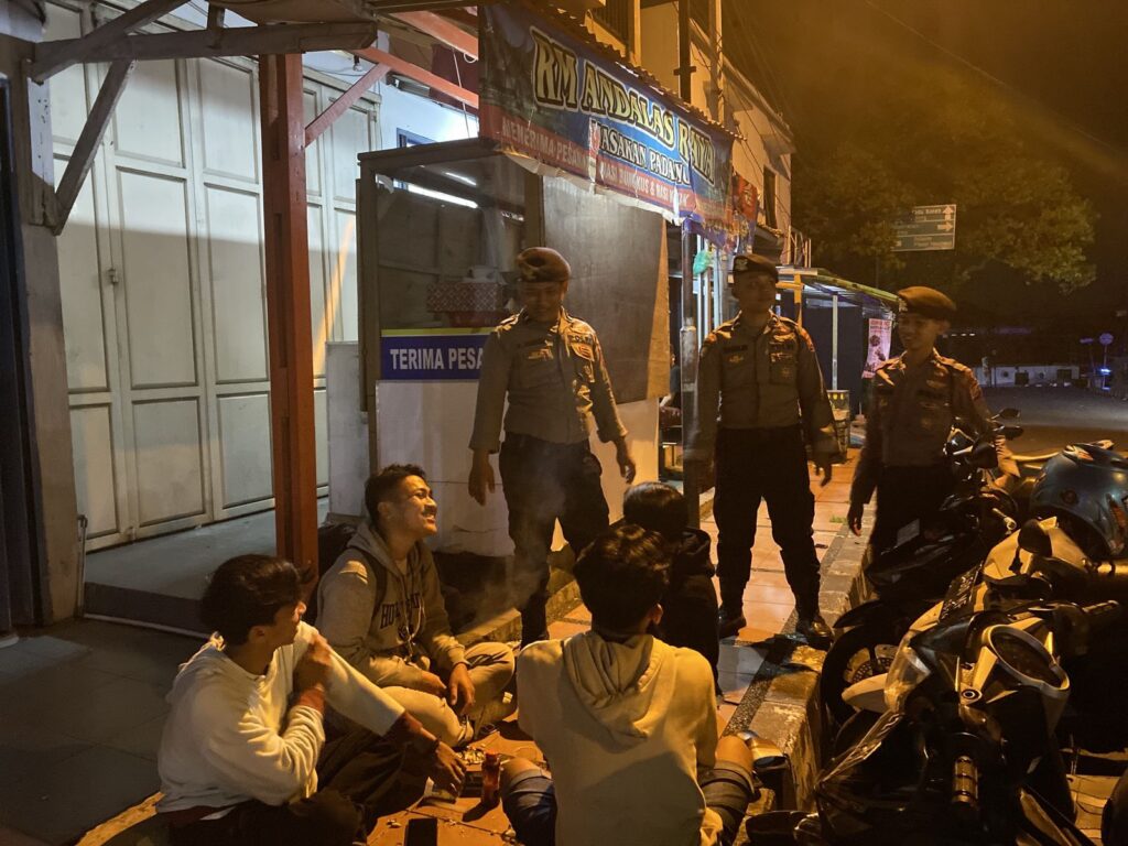 Sat Samapta Polres Pandeglang Lakukan Patroli Dialogis Malam Hari untuk Mencegah Kriminalitas 9 WhatsApp Image 2024 04 30 at 07.58.17