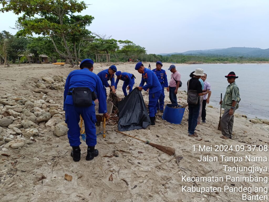 Satpolair Polres Pandeglang Bersinergi dengan Keluarga Besar Tanjung Lesung dalam Membersihkan Pesisir Pantai 6 IMG 20240501 WA0005