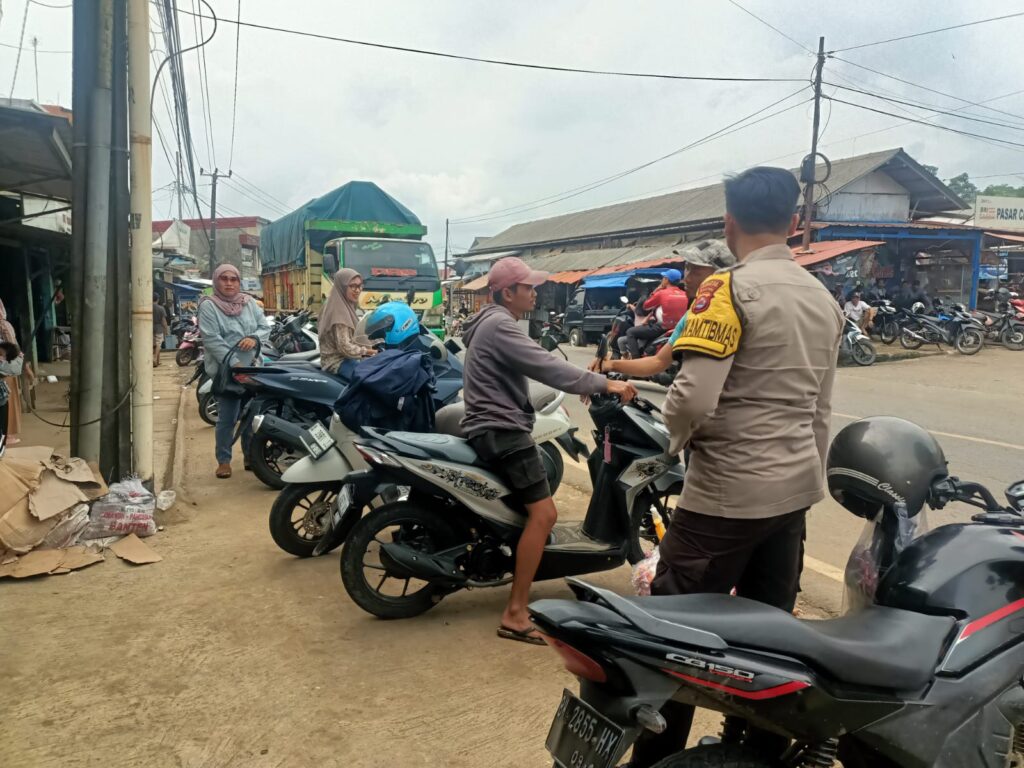 Anggota Polsek Cibaliung Laksanakan Sambang kepada Warga Masyarakat 5 IMG 20240501 WA0022