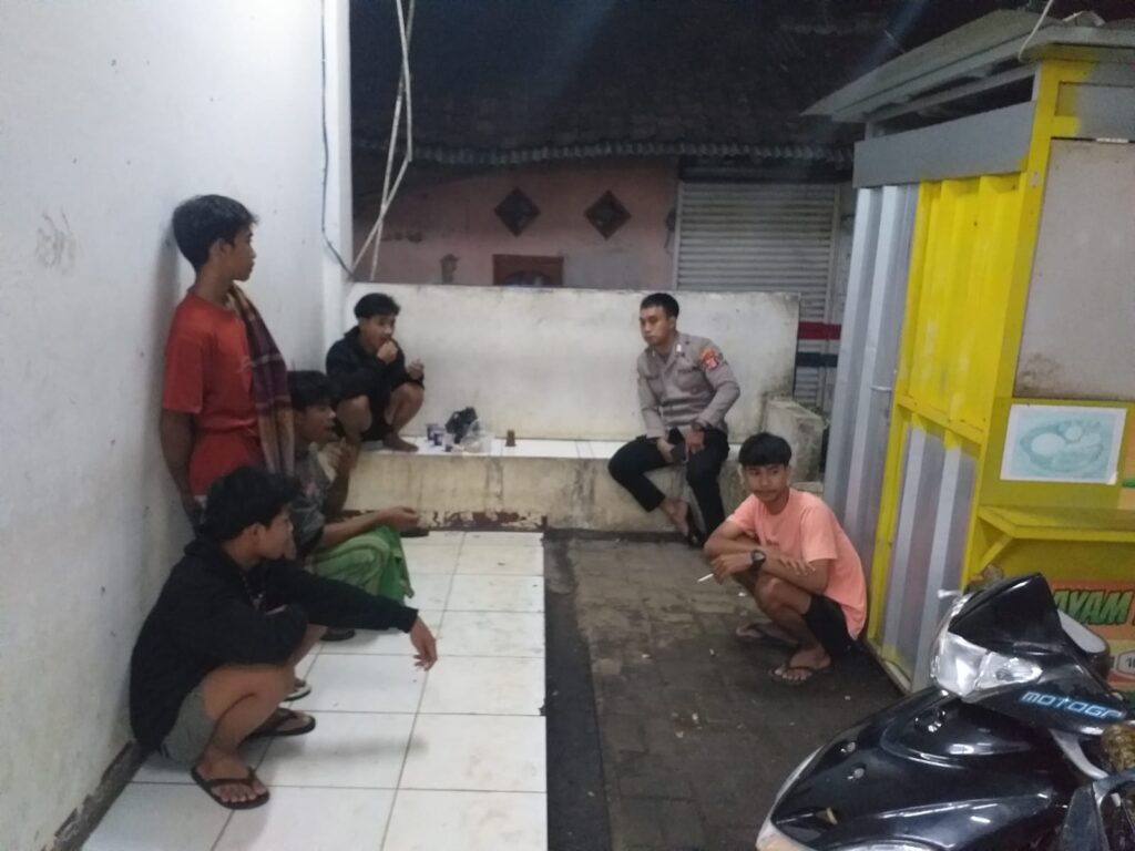 Piket SPKT Polsek Mandalawangi Lakukan Patroli dan Sambang, Tingkatkan Komunikasi untuk Cegah 3C 1 IMG 20240501 WA0027