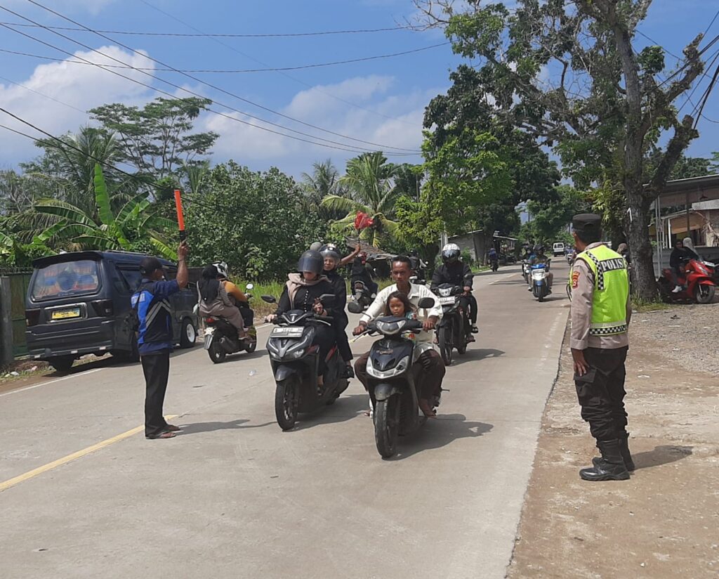 Polsek Bojong Polres Pandeglang Gelar Kegiatan Strong Point untuk Kelancaran Lalulintas 8 WhatsApp Image 2024 05 02 at 10.33.30