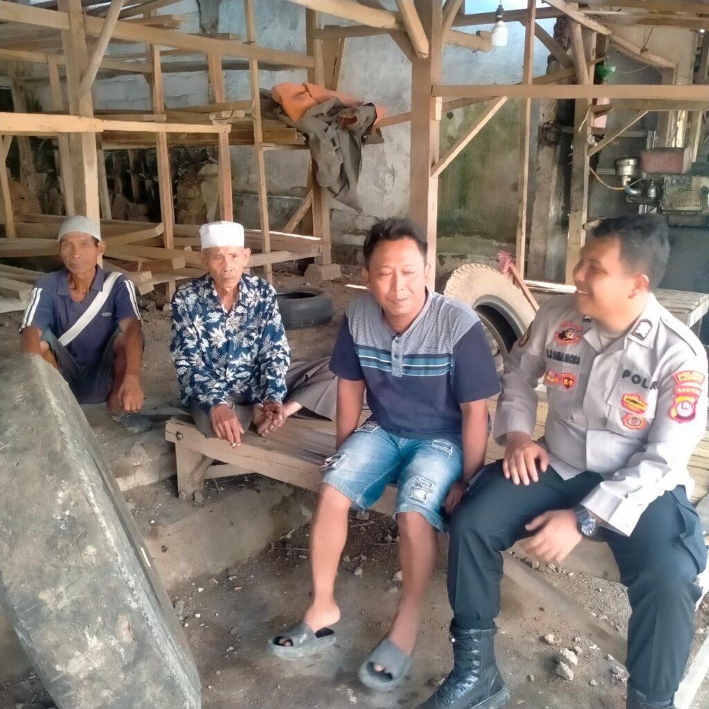 Personil Polsek Bojong Polres Pandeglang Gencar Lakukan Kegiatan Rutin Yang Ditingkatkan (KRYD) untuk Mencegah Kejahatan 9 WhatsApp Image 2024 05 02 at 14.41.36