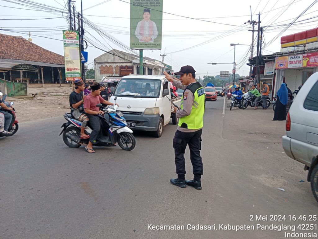 Polsek Cadasari Mengatur Lalu Lintas Demi Kelancaran dan Keselamatan Pengguna Jalan 1 WhatsApp Image 2024 05 02 at 18.22.55