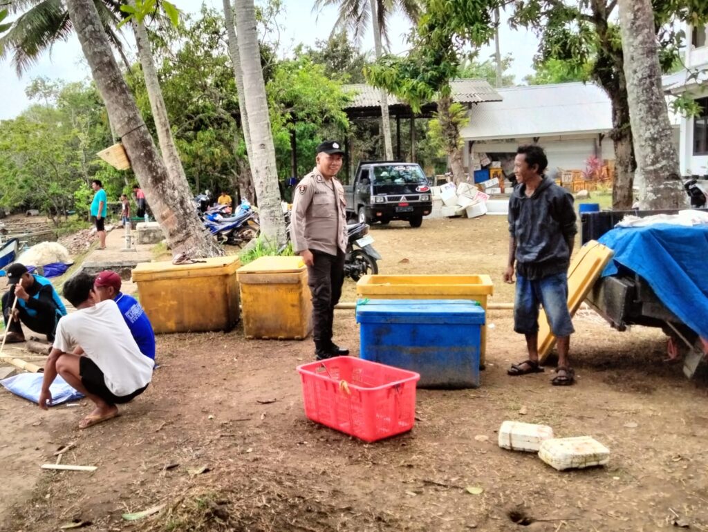 Polsek Cikeusik Lakukan Patroli Siang Untuk Ciptakan Situasi Kamtibmas yang Aman dan Kondusif 2 WhatsApp Image 2024 05 02 at 18.25.32