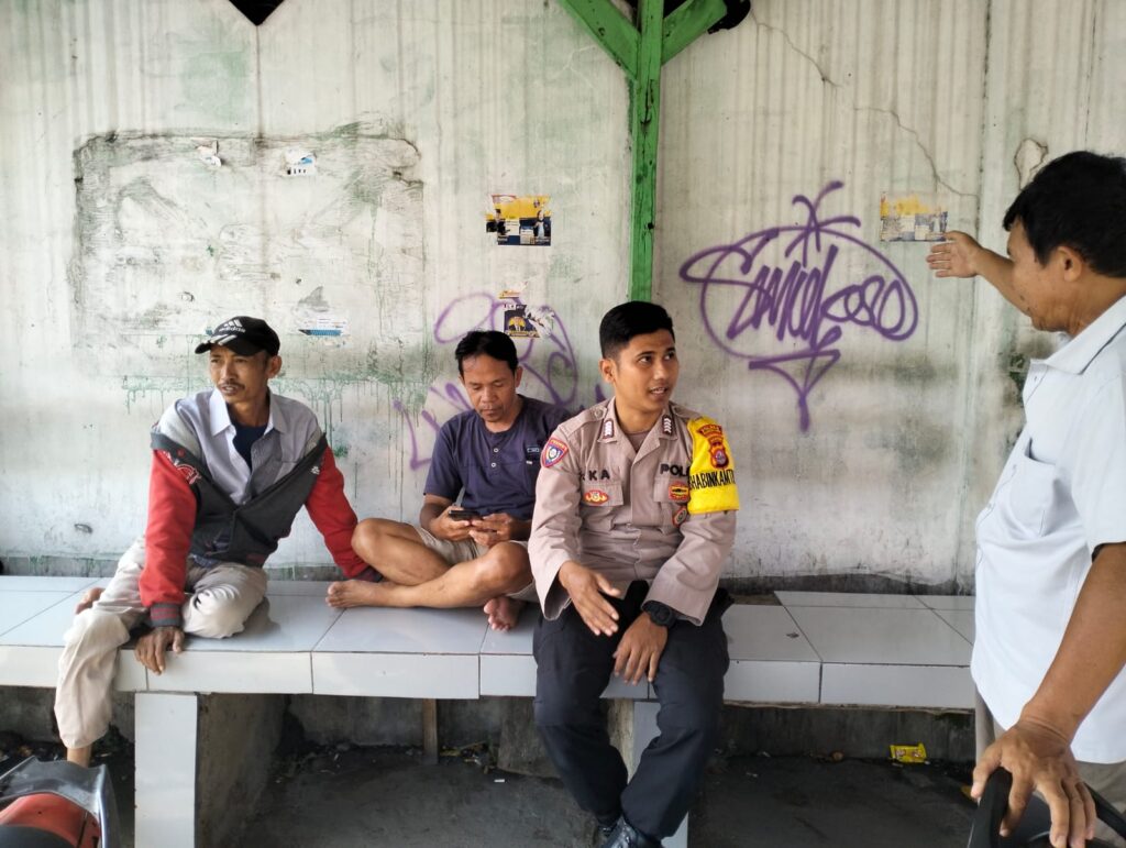 Bhabinkamtibmas Polsek Pandeglang Sambangi Ojeg Pangkalan Kp Ciekek Melati 3 WhatsApp Image 2024 05 02 at 19.31.13
