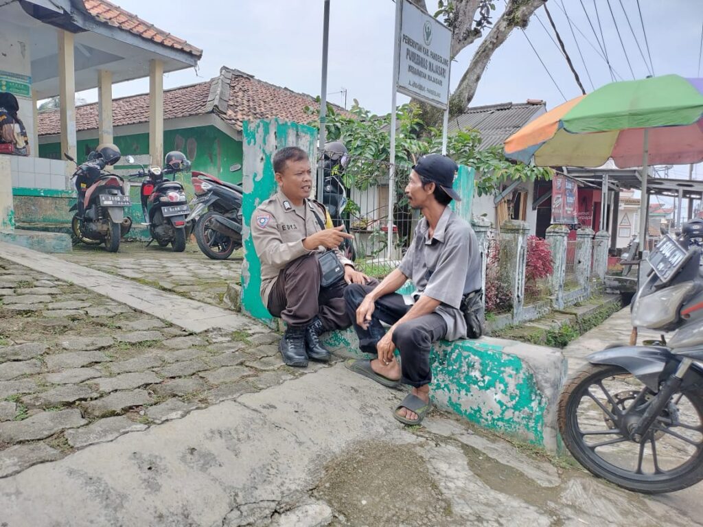 Bhabinkamtibmas Polsek Pandeglang Berikan Himbauan Kamtibmas kepada Warga 4 WhatsApp Image 2024 05 02 at 19.40.29