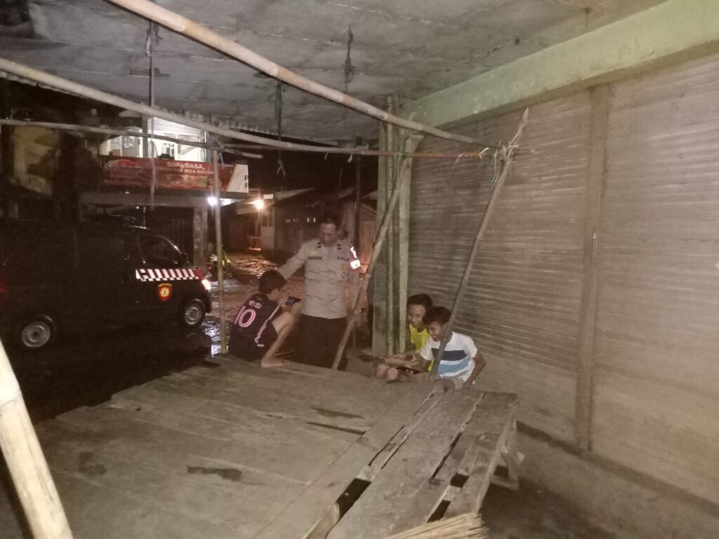 Polsek Saketi Terus Dekatkan Diri dengan Masyarakat Lewat Kegiatan Patroli Malam 6 WhatsApp Image 2024 05 02 at 20.06.51