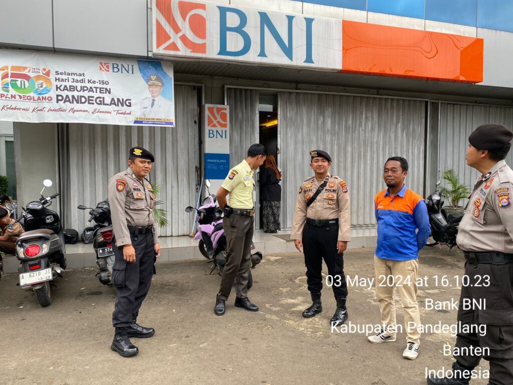 Sat Samapta Polres Pandeglang Lakukan Kunjungan ke Obyek Vital Perbankan untuk Pastikan Keamanan Nasabah 9 WhatsApp Image 2024 05 03 at 20.18.03