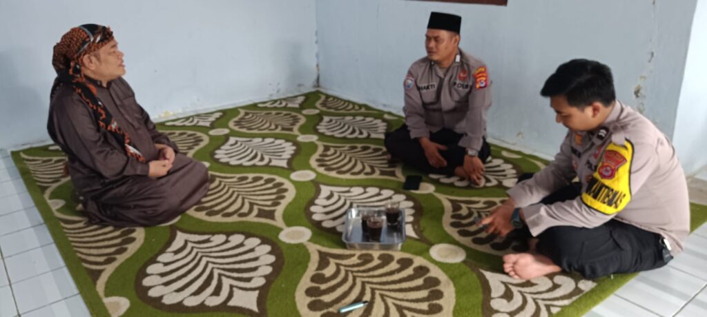 Polsek Cigeulis Melaksanakan Sambang Door to Door ke Pondok Pesantren Nur Hidayatullah untuk Meningkatkan Kedekatan dengan Masyarakat dan Santri 10 WhatsApp Image 2024 05 04 at 05.30.51