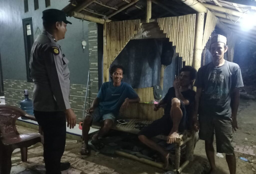 Personil Polsek Bojong Polres Pandeglang Gencar Melaksanakan Patroli Malam untuk Mencegah Kejahatan 3 WhatsApp Image 2024 05 04 at 09.58.55