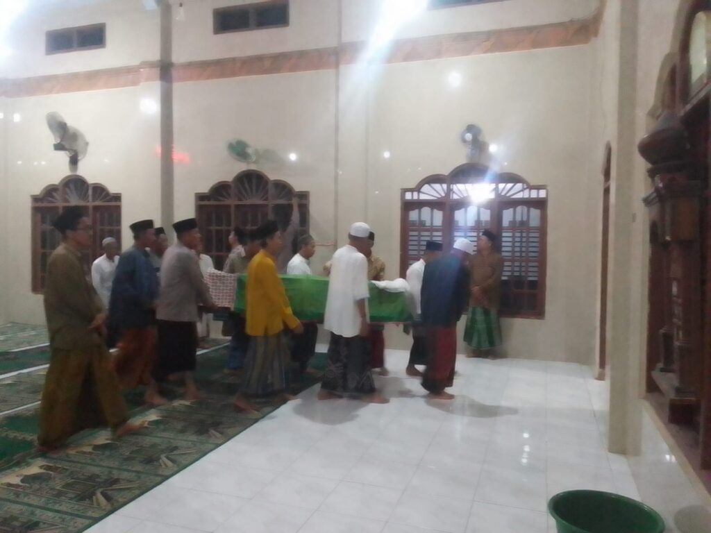 Kapolsek Menes Polres Pandeglang Memberikan Ta'ziah atas Meninggalnya Warga Kampung Pasir Sepat Desa Purwaraja 1 WhatsApp Image 2024 05 04 at 10.38.21